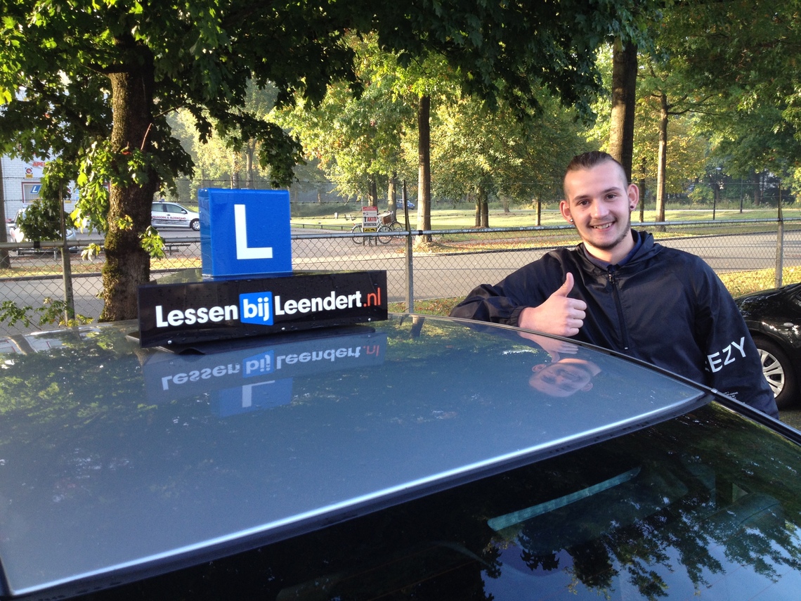 Llewyn geslaagd voor rijbewijs