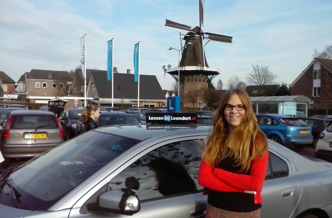 Rozemarie krijgt gratis rijles cadeau - LessenbijLeendert