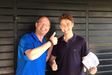 Samen met trotse pa Madern op de foto! Michael geslaagd voor rijbewijs bij LessenbijLeendert.JPG
