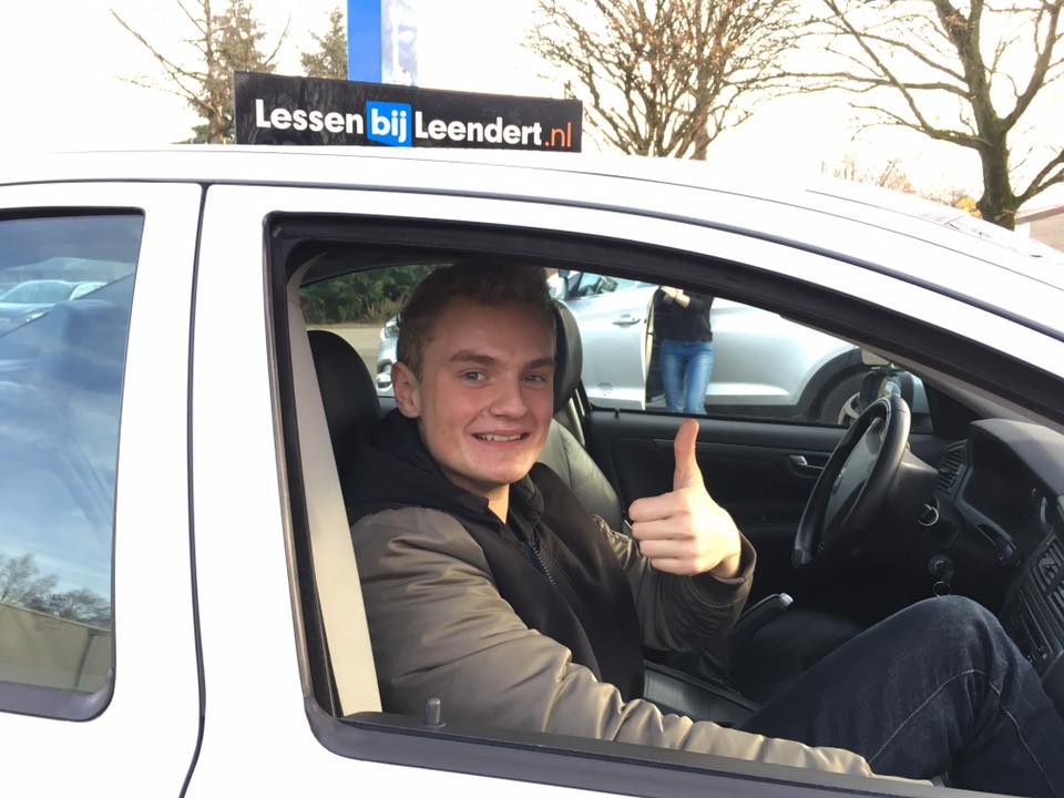 Maarten geslaagd voor rijbewijs in Apeldoorn bij LessenbijLeendert