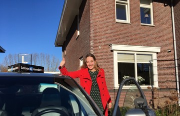 Elise slaagt bij Lessen bij Leendert voor rij-examen