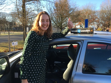 Elise geslaagd voor rijbewijs bij LessenbijLeendert