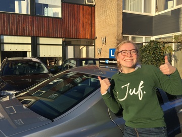 Juf Carolien geslaagd voor het rijbewijs bij Lessen bij Leendert te Apeldoorn